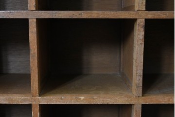 和製ヴィンテージ　落ち着いた木味とたっぷりの収納力が魅力の脚付きマス目棚　(R-085572)