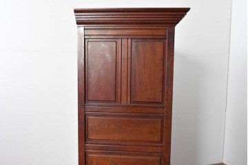 中古　松本民芸家具　欅(ケヤキ)材　拭き漆仕上げ　存在感ある彫刻をあしらったアルモアール　(R-085573)