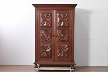 中古　松本民芸家具　欅(ケヤキ)材　拭き漆仕上げ　存在感ある彫刻をあしらったアルモアール　(R-085573)