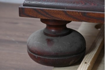 中古　松本民芸家具　欅(ケヤキ)材　拭き漆仕上げ　存在感ある彫刻をあしらったアルモアール　(R-085573)