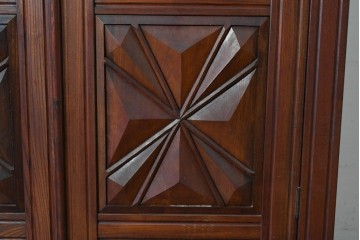 中古　松本民芸家具　欅(ケヤキ)材　拭き漆仕上げ　存在感ある彫刻をあしらったアルモアール　(R-085573)