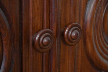 中古　松本民芸家具　欅(ケヤキ)材　拭き漆仕上げ　存在感ある彫刻をあしらったアルモアール　(R-085573)