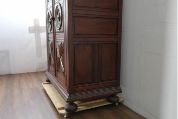 中古　松本民芸家具　欅(ケヤキ)材　拭き漆仕上げ　存在感ある彫刻をあしらったアルモアール　(R-085573)