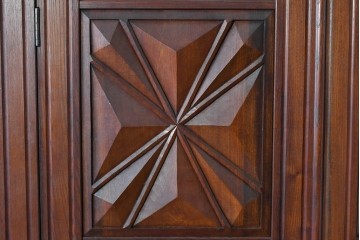 中古　松本民芸家具　欅(ケヤキ)材　拭き漆仕上げ　存在感ある彫刻をあしらったアルモアール　(R-085573)