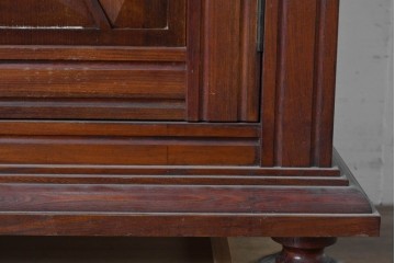 中古　松本民芸家具　欅(ケヤキ)材　拭き漆仕上げ　存在感ある彫刻をあしらったアルモアール　(R-085573)