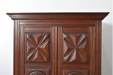 中古　松本民芸家具　欅(ケヤキ)材　拭き漆仕上げ　存在感ある彫刻をあしらったアルモアール　(R-085573)