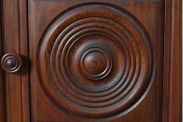 中古　松本民芸家具　欅(ケヤキ)材　拭き漆仕上げ　存在感ある彫刻をあしらったアルモアール　(R-085573)