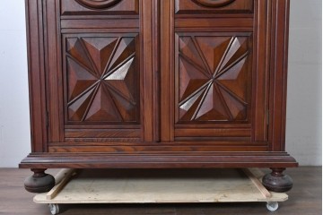 中古　松本民芸家具　欅(ケヤキ)材　拭き漆仕上げ　存在感ある彫刻をあしらったアルモアール　(R-085573)