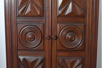 中古　松本民芸家具　欅(ケヤキ)材　拭き漆仕上げ　存在感ある彫刻をあしらったアルモアール　(R-085573)