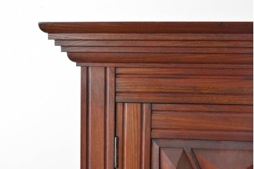 中古　松本民芸家具　欅(ケヤキ)材　拭き漆仕上げ　存在感ある彫刻をあしらったアルモアール　(R-085573)