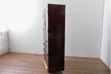 中古　仙台民藝箪笥　欅産業　牡丹を象った立派な金具が目を引く漆塗りの仙台箪笥　(R-085574)