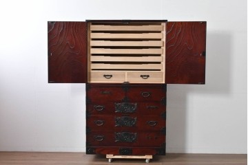 中古　仙台民藝箪笥　欅産業　牡丹を象った立派な金具が目を引く漆塗りの仙台箪笥　(R-085574)