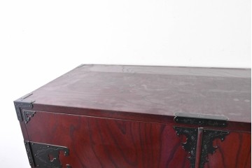 中古　仙台民藝箪笥　欅産業　牡丹を象った立派な金具が目を引く漆塗りの仙台箪笥　(R-085574)