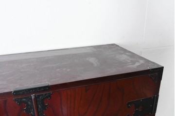 中古　仙台民藝箪笥　欅産業　牡丹を象った立派な金具が目を引く漆塗りの仙台箪笥　(R-085574)