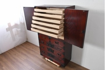 中古　仙台民藝箪笥　欅産業　牡丹を象った立派な金具が目を引く漆塗りの仙台箪笥　(R-085574)