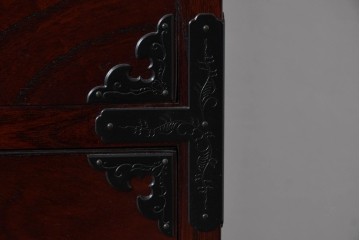 中古　仙台民藝箪笥　欅産業　牡丹を象った立派な金具が目を引く漆塗りの仙台箪笥　(R-085574)