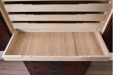 中古　仙台民藝箪笥　欅産業　牡丹を象った立派な金具が目を引く漆塗りの仙台箪笥　(R-085574)