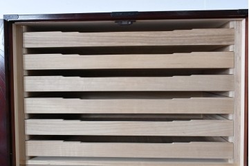 中古　仙台民藝箪笥　欅産業　牡丹を象った立派な金具が目を引く漆塗りの仙台箪笥　(R-085574)