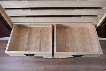 中古　仙台民藝箪笥　欅産業　牡丹を象った立派な金具が目を引く漆塗りの仙台箪笥　(R-085574)