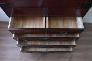 中古　仙台民藝箪笥　欅産業　牡丹を象った立派な金具が目を引く漆塗りの仙台箪笥　(R-085574)