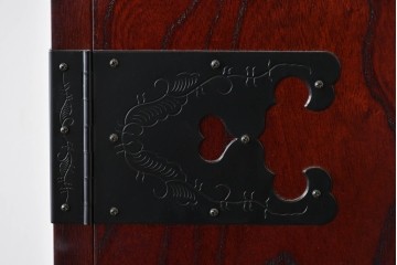 中古　仙台民藝箪笥　欅産業　牡丹を象った立派な金具が目を引く漆塗りの仙台箪笥　(R-085574)