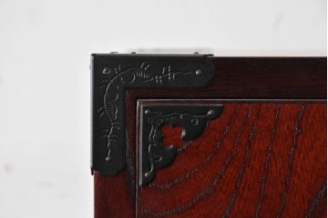 中古　仙台民藝箪笥　欅産業　牡丹を象った立派な金具が目を引く漆塗りの仙台箪笥　(R-085574)