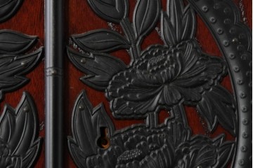 中古　仙台民藝箪笥　欅産業　牡丹を象った立派な金具が目を引く漆塗りの仙台箪笥　(R-085574)