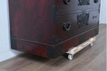 中古　仙台民藝箪笥　欅産業　牡丹を象った立派な金具が目を引く漆塗りの仙台箪笥　(R-085574)