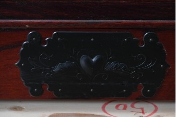 中古　仙台民藝箪笥　欅産業　牡丹を象った立派な金具が目を引く漆塗りの仙台箪笥　(R-085574)