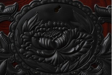 中古　仙台民藝箪笥　欅産業　牡丹を象った立派な金具が目を引く漆塗りの仙台箪笥　(R-085574)