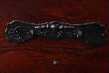 中古　仙台民藝箪笥　欅産業　牡丹を象った立派な金具が目を引く漆塗りの仙台箪笥　(R-085574)