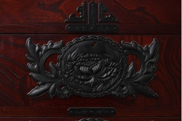 中古　仙台民藝箪笥　欅産業　牡丹を象った立派な金具が目を引く漆塗りの仙台箪笥　(R-085574)