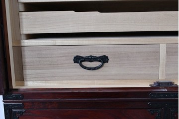 中古　仙台民藝箪笥　欅産業　牡丹を象った立派な金具が目を引く漆塗りの仙台箪笥　(R-085574)