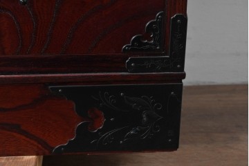 中古　仙台民藝箪笥　欅産業　牡丹を象った立派な金具が目を引く漆塗りの仙台箪笥　(R-085574)