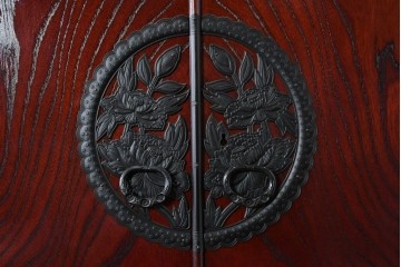 中古　仙台民藝箪笥　欅産業　牡丹を象った立派な金具が目を引く漆塗りの仙台箪笥　(R-085574)