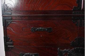 中古　仙台民藝箪笥　欅産業　牡丹を象った立派な金具が目を引く漆塗りの仙台箪笥　(R-085574)