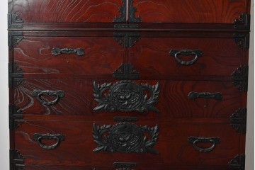中古　仙台民藝箪笥　欅産業　牡丹を象った立派な金具が目を引く漆塗りの仙台箪笥　(R-085574)