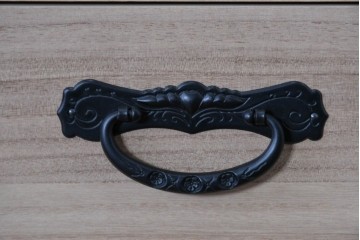 中古　仙台民藝箪笥　欅産業　牡丹を象った立派な金具が目を引く漆塗りの仙台箪笥　(R-085574)