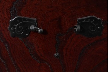 中古　仙台民藝箪笥　欅産業　牡丹を象った立派な金具が目を引く漆塗りの仙台箪笥　(R-085574)