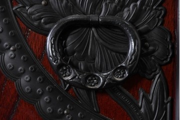 中古　仙台民藝箪笥　欅産業　牡丹を象った立派な金具が目を引く漆塗りの仙台箪笥　(R-085574)