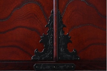 中古　仙台民藝箪笥　欅産業　牡丹を象った立派な金具が目を引く漆塗りの仙台箪笥　(R-085574)