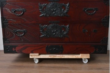 中古　仙台民藝箪笥　欅産業　牡丹を象った立派な金具が目を引く漆塗りの仙台箪笥　(R-085574)