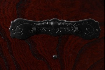 中古　仙台民藝箪笥　欅産業　牡丹を象った立派な金具が目を引く漆塗りの仙台箪笥　(R-085574)