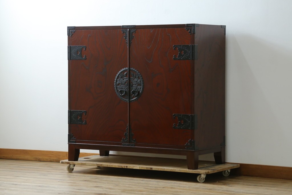 中古　仙台民藝箪笥　欅産業　牡丹を象った立派な金具が目を引く漆塗りの着物箪笥　(R-085575)