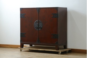 中古　仙台民藝箪笥　欅産業　牡丹を象った立派な金具が目を引く漆塗りの着物箪笥　(R-085575)