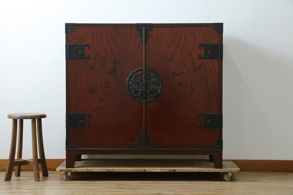 中古　仙台民藝箪笥　欅産業　牡丹を象った立派な金具が目を引く漆塗りの着物箪笥　(R-085575)