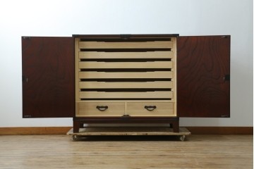 中古　仙台民藝箪笥　欅産業　牡丹を象った立派な金具が目を引く漆塗りの着物箪笥　(R-085575)