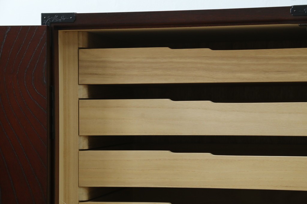 中古　仙台民藝箪笥　欅産業　牡丹を象った立派な金具が目を引く漆塗りの着物箪笥　(R-085575)