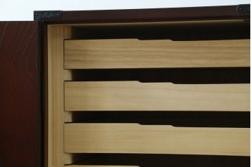 中古　仙台民藝箪笥　欅産業　牡丹を象った立派な金具が目を引く漆塗りの着物箪笥　(R-085575)