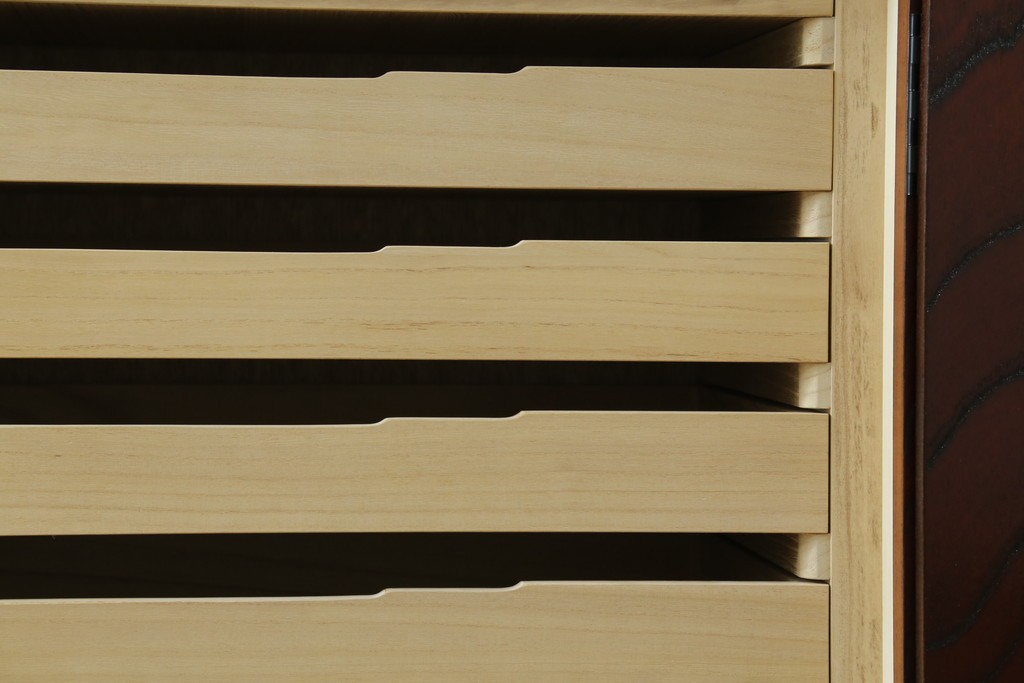 中古　仙台民藝箪笥　欅産業　牡丹を象った立派な金具が目を引く漆塗りの着物箪笥　(R-085575)